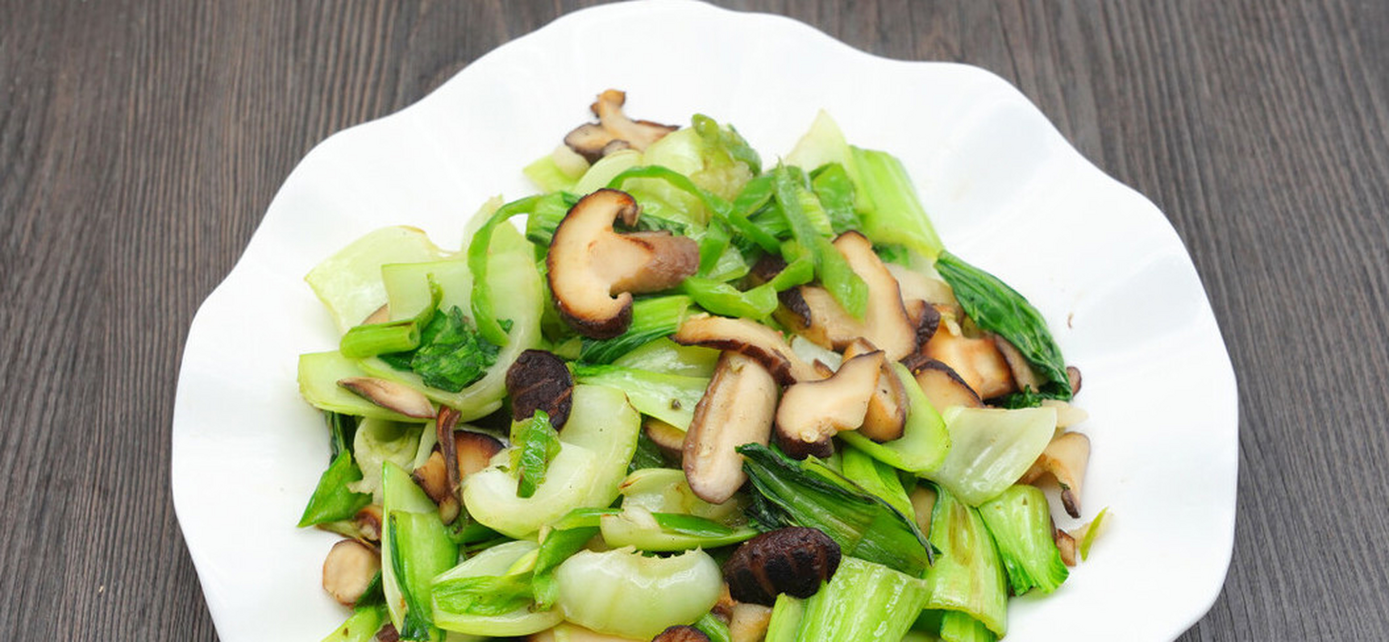 一个香菇油菜的做法,炒好的香菇味道鲜美又入味,还非常的干净健康,一