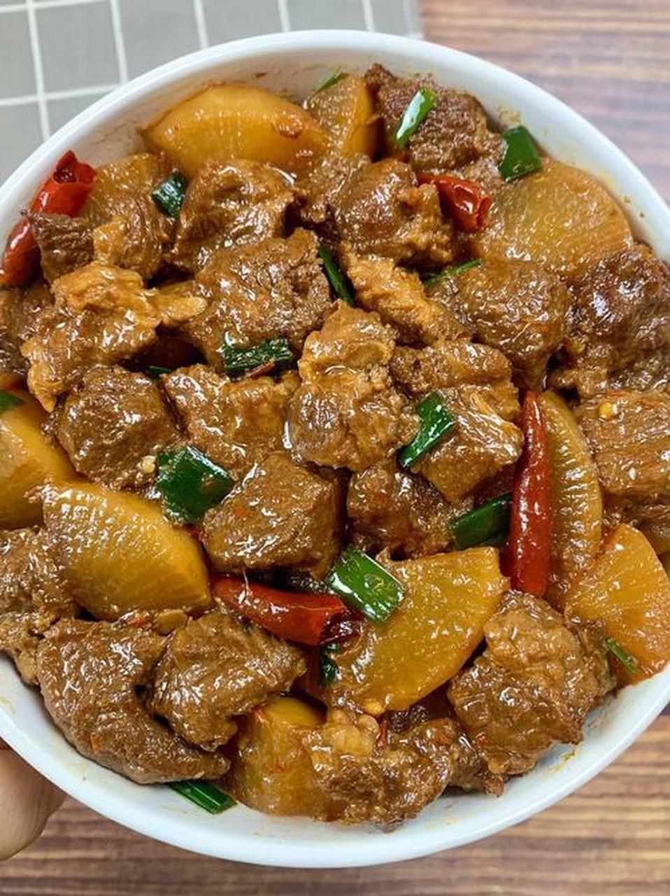 以下是一种可能的制作方法:  99牛腩炖萝卜  99材料: 牛肉腩:适量