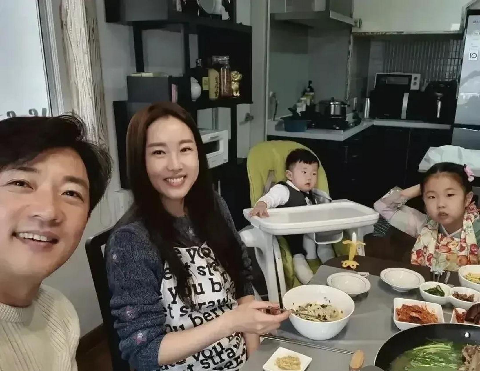 百家号星火计划# 著名演员安在旭跟妻子儿子女儿一起吃饭,一家四口