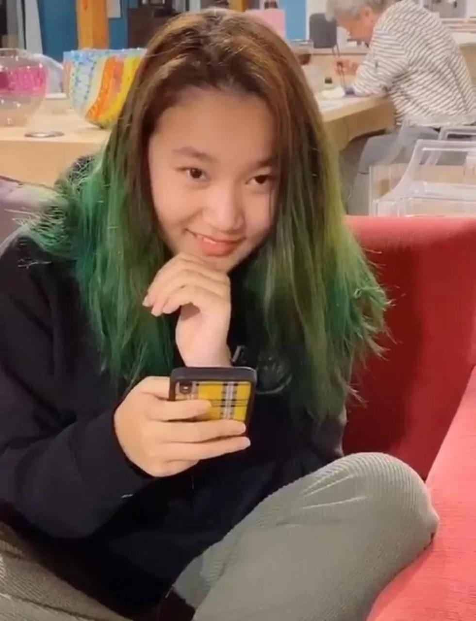 看洪晃与丈夫和女儿的颜值都挺高.