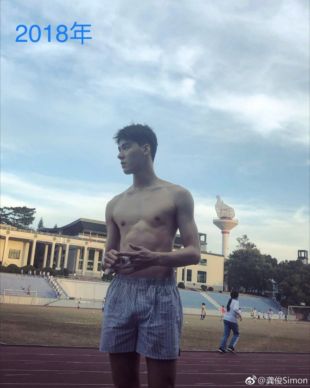 龚俊果然是娱乐圈真男人,有腹肌就大方晒出来,都说他有着天使的面孔和