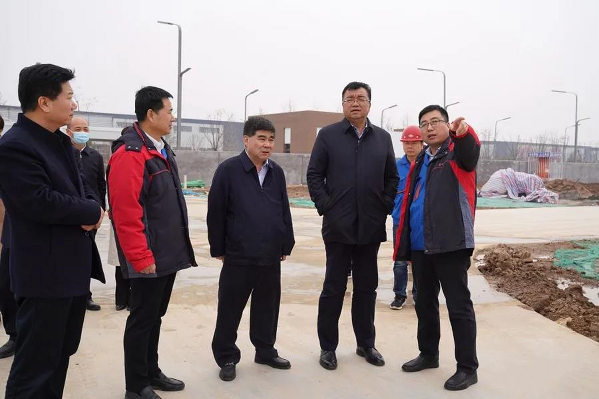 3月6日,西安市委常委,常务副市长玉苏甫江·麦麦提率队到陕汽重卡扩能
