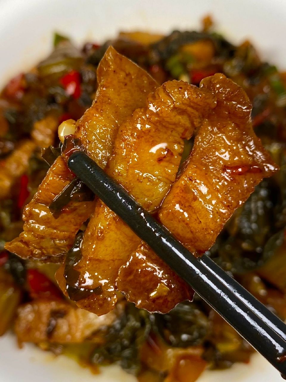 酸菜炒三层肉是一道非常美味的家常菜,它的口感酸辣可口,肉质鲜嫩多汁