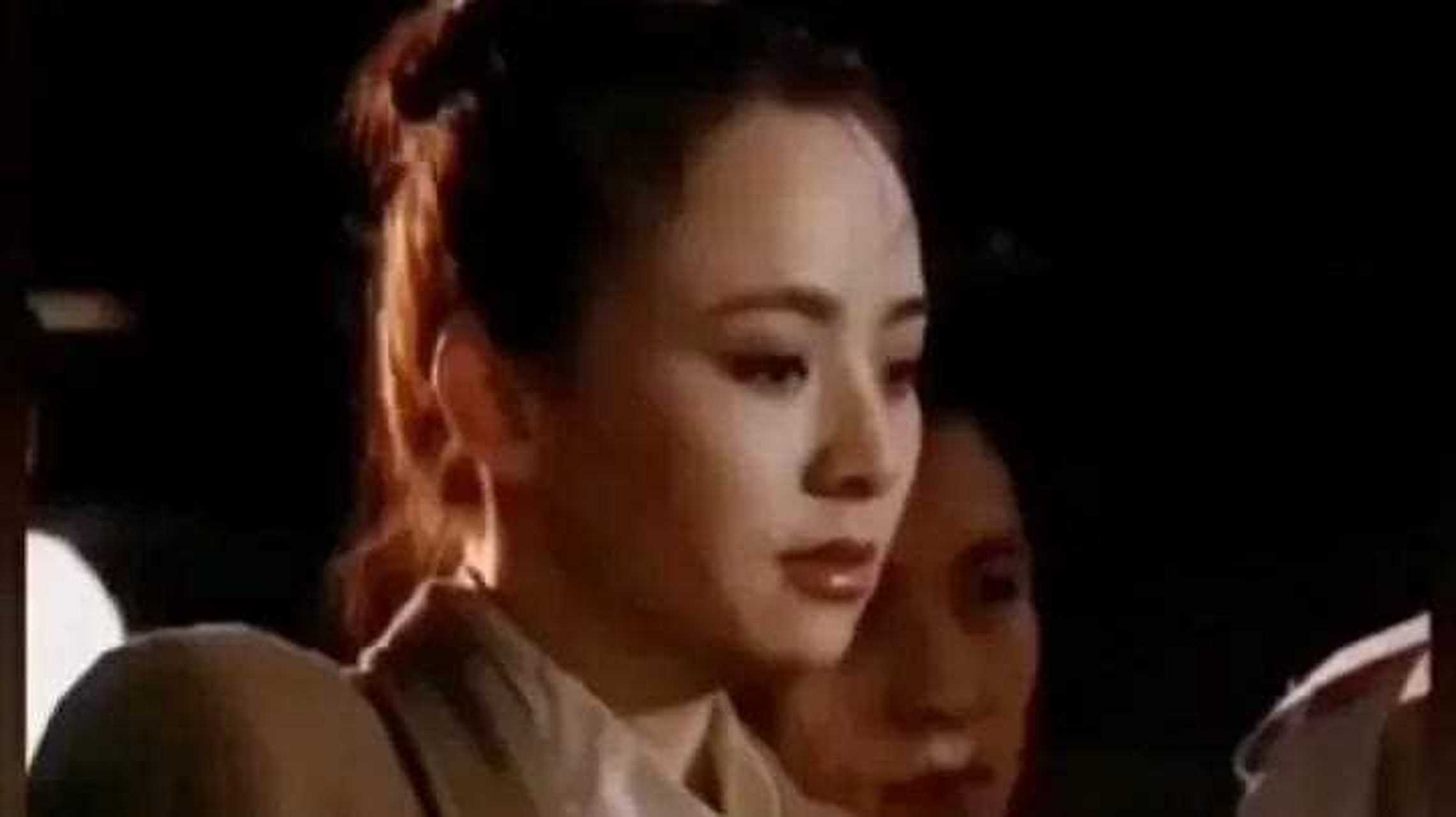 年轻时的宋丹丹真是一个标准的大美女,满脸的胶原蛋白,特别是那两只水