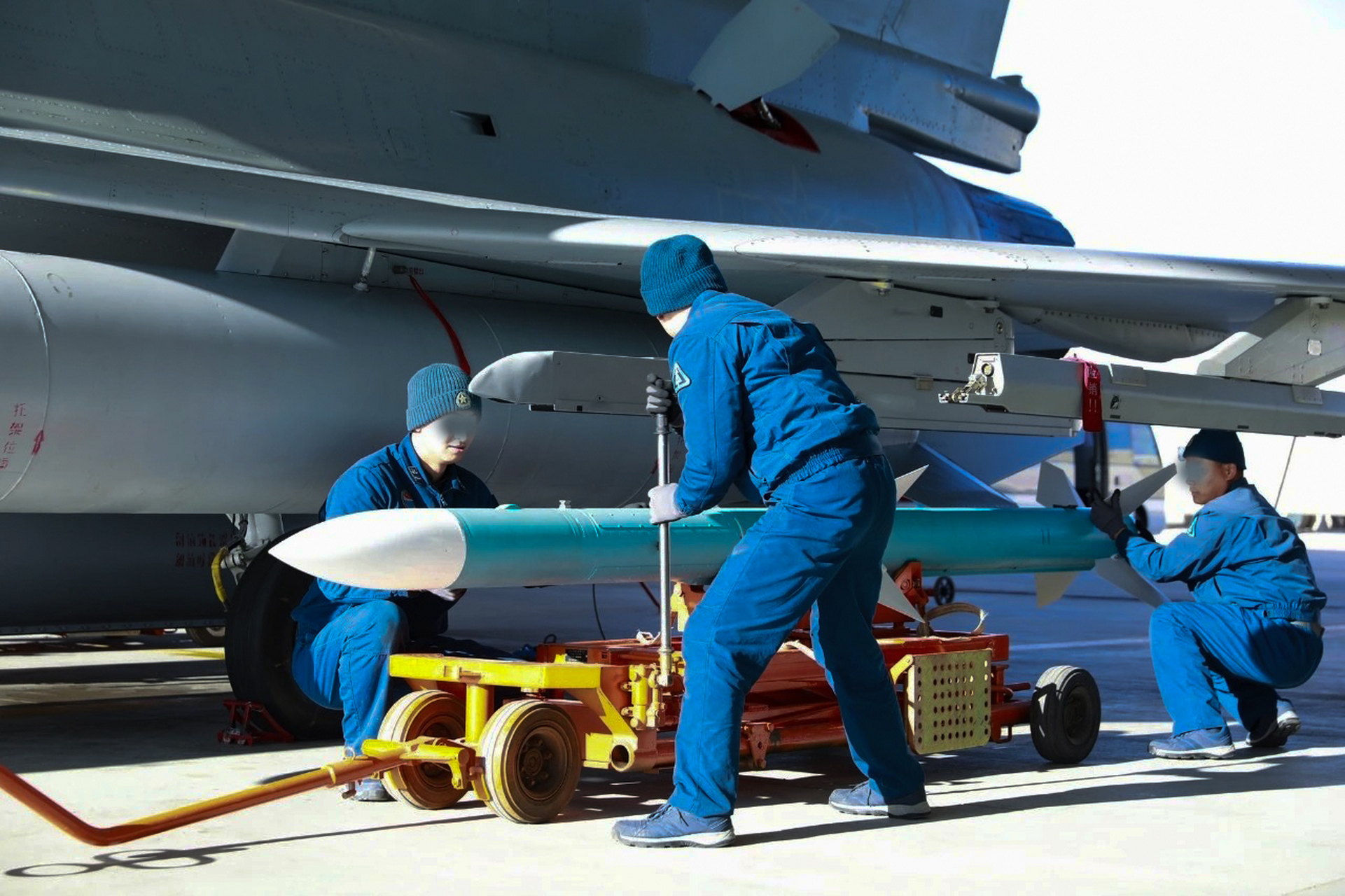 转发两张老照片,空军某部的机务为歼-10战斗机挂载pl-8b近距空空导弹