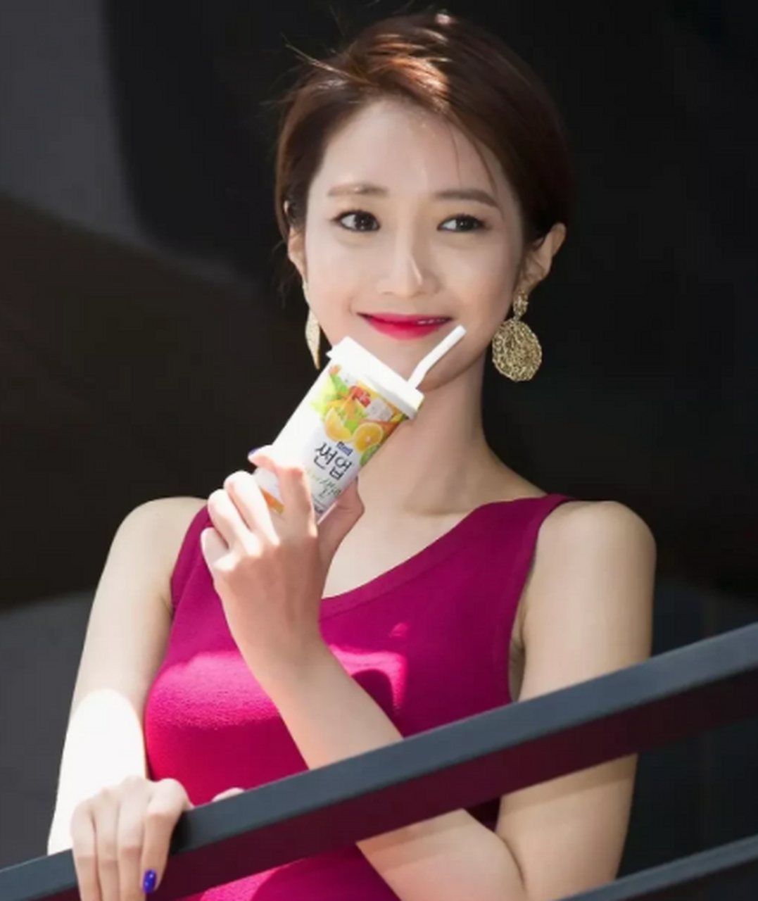 她不愧是韩国第一美女,烈焰红唇,真好看,千万不要让财阀发现!