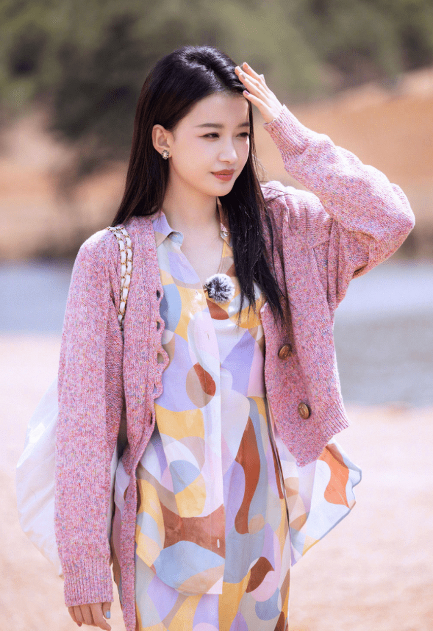 孙怡录制新综艺路透状态好 穿拼色长裙春意浓