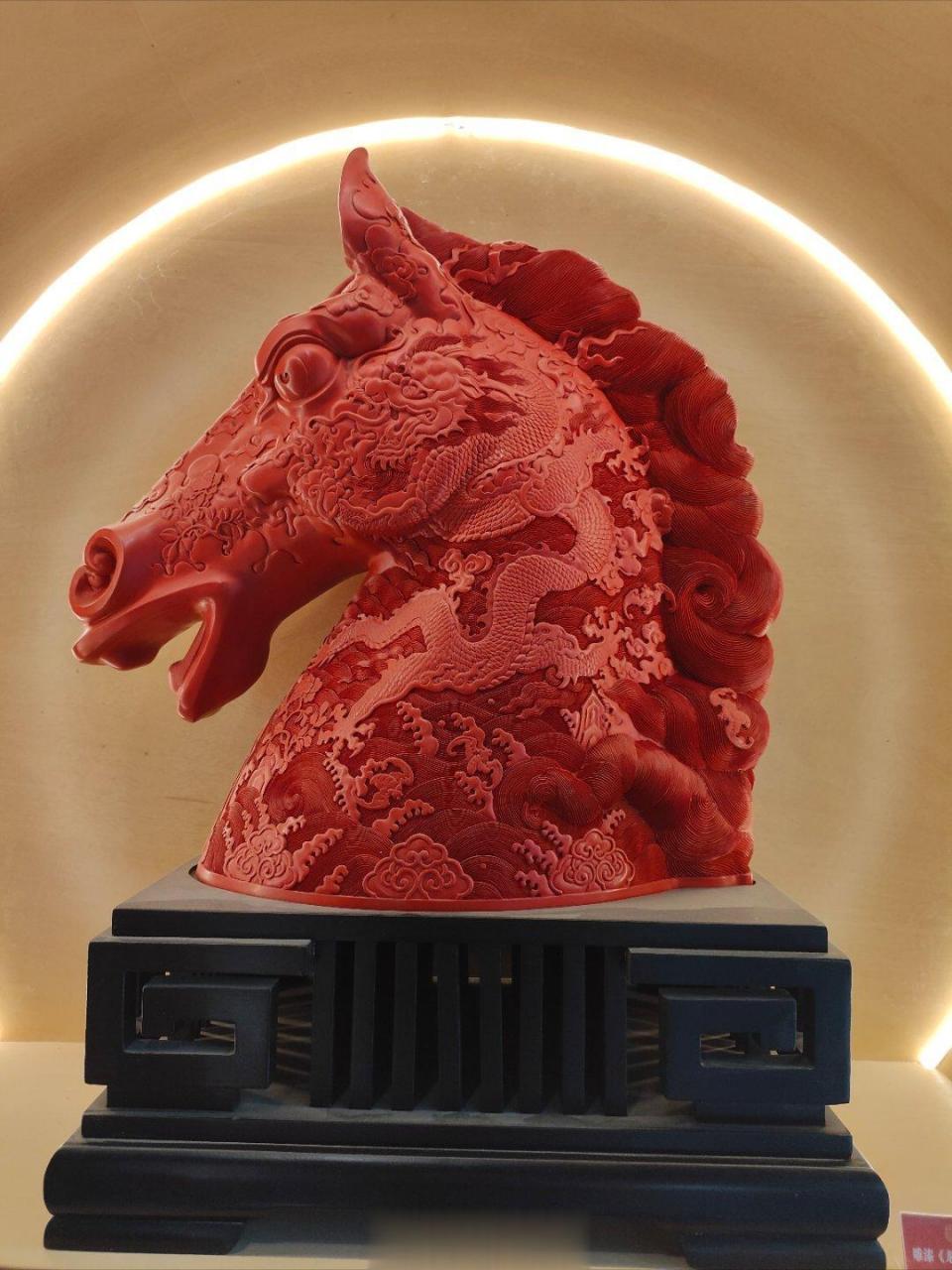 早上好!祝大家天天龙马精神!图片:北京漆雕——龙马精神 博物馆里的百