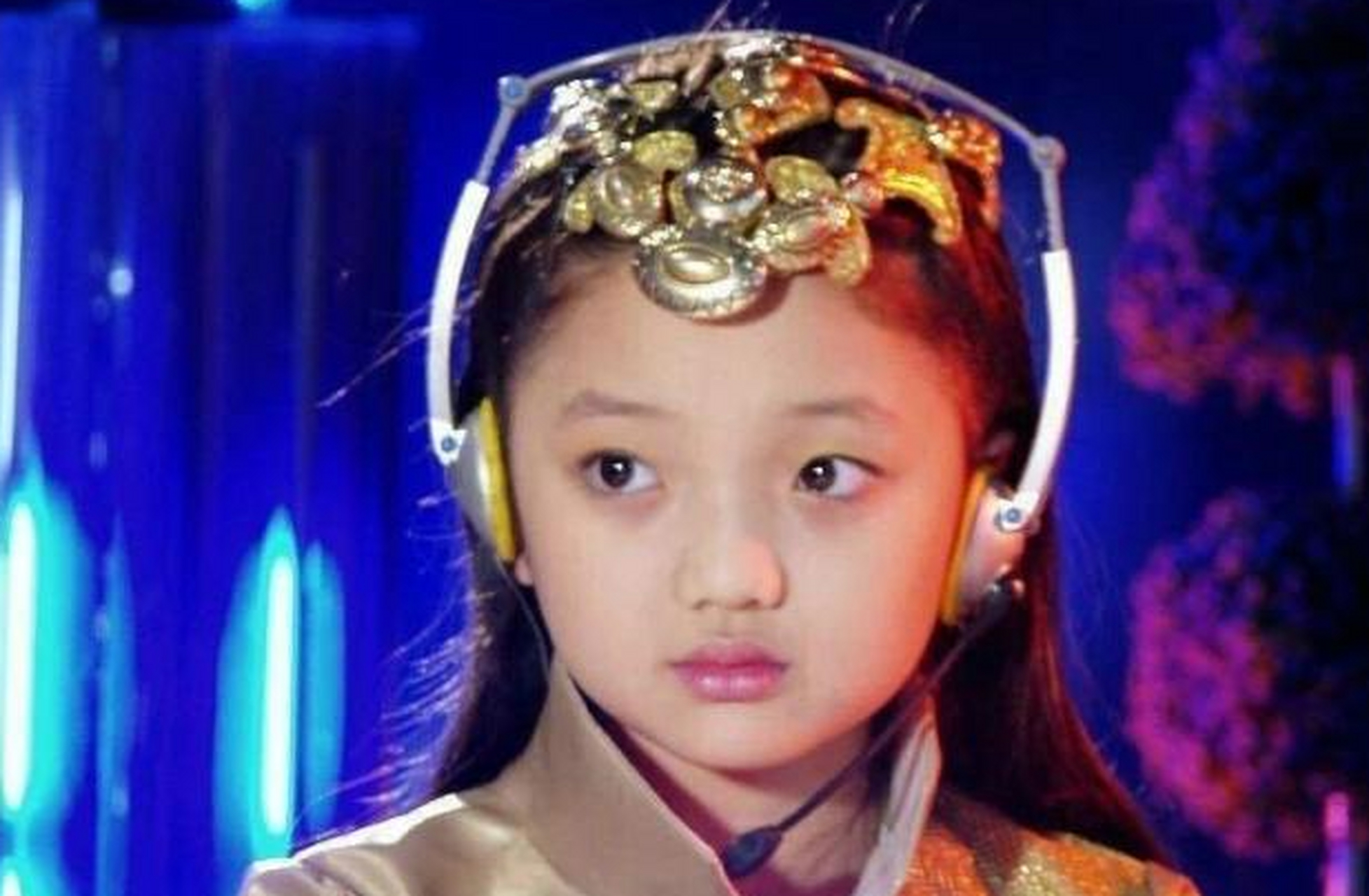 《快乐星球》冰柠檬扮演者张兆艺遭家暴,自曝遭妈妈家暴她的鼻头包裹