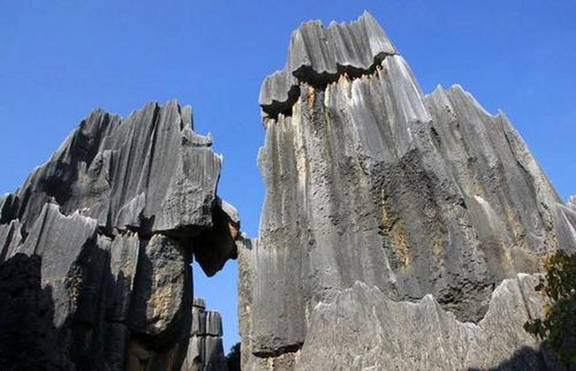 海南鬼山是黎族禁地,这里的每一块岩石都像一把宝剑一样,守卫着世代