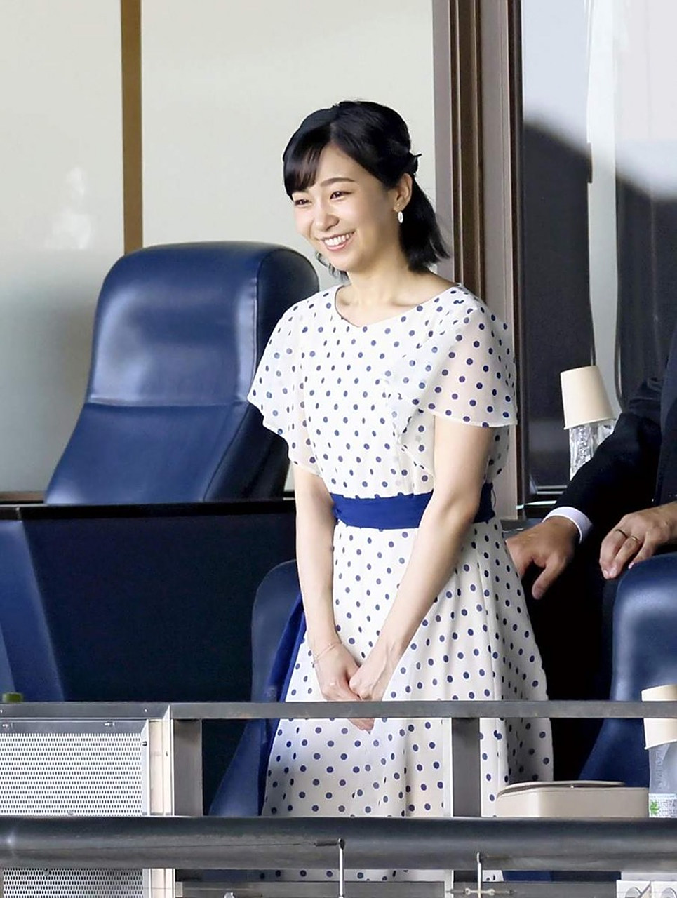 佳子公主终于脱下西装外套,没那么老成了!