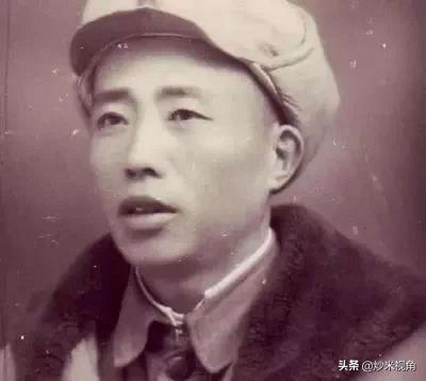 1929年,湖北黄安(今红安)县华家河镇喻家畈村,一个19岁少年悄悄跟母亲