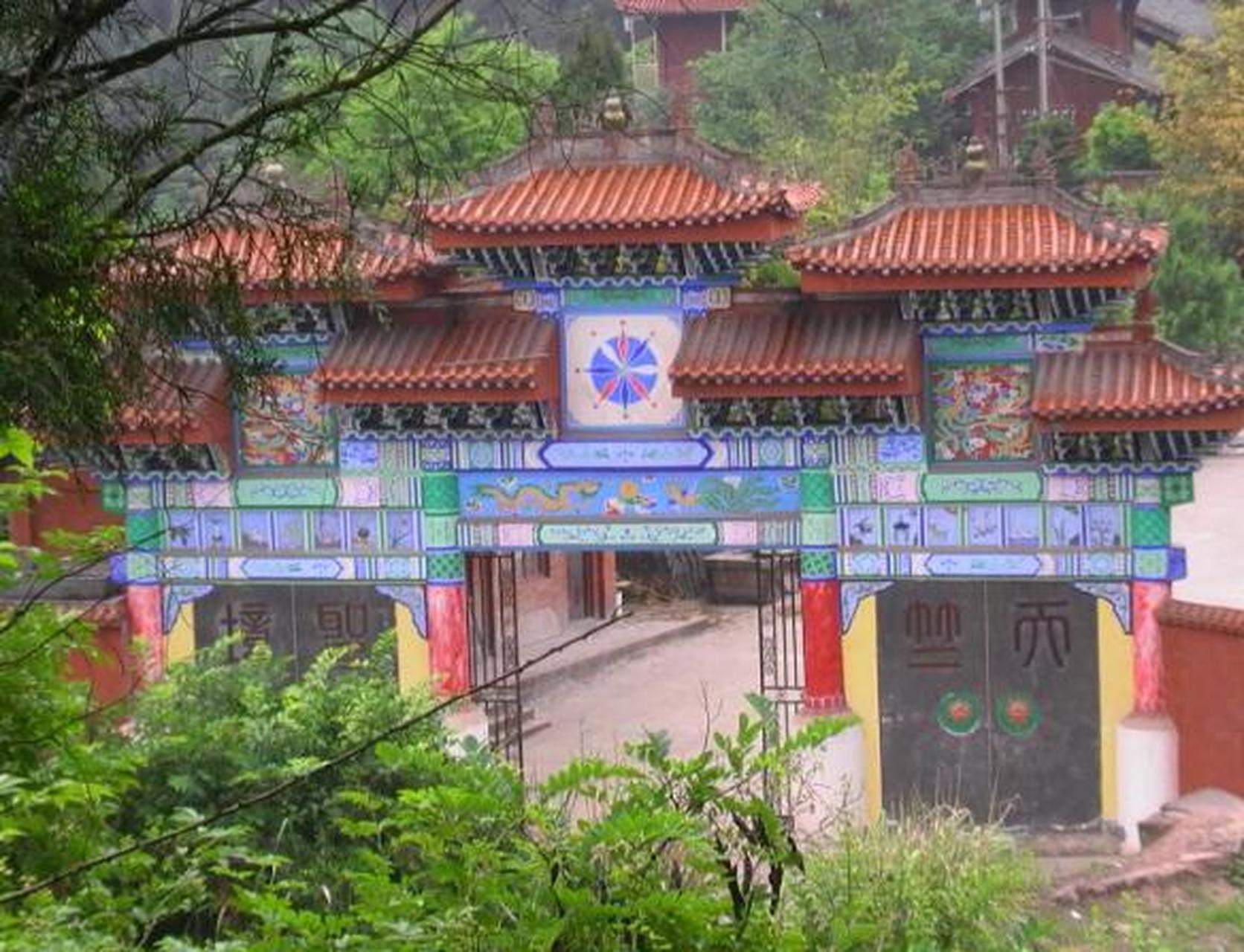 天竺寺位于乐至县城北天池镇1公里之娑婆山上遍山桤柏相间,草绿如茵.