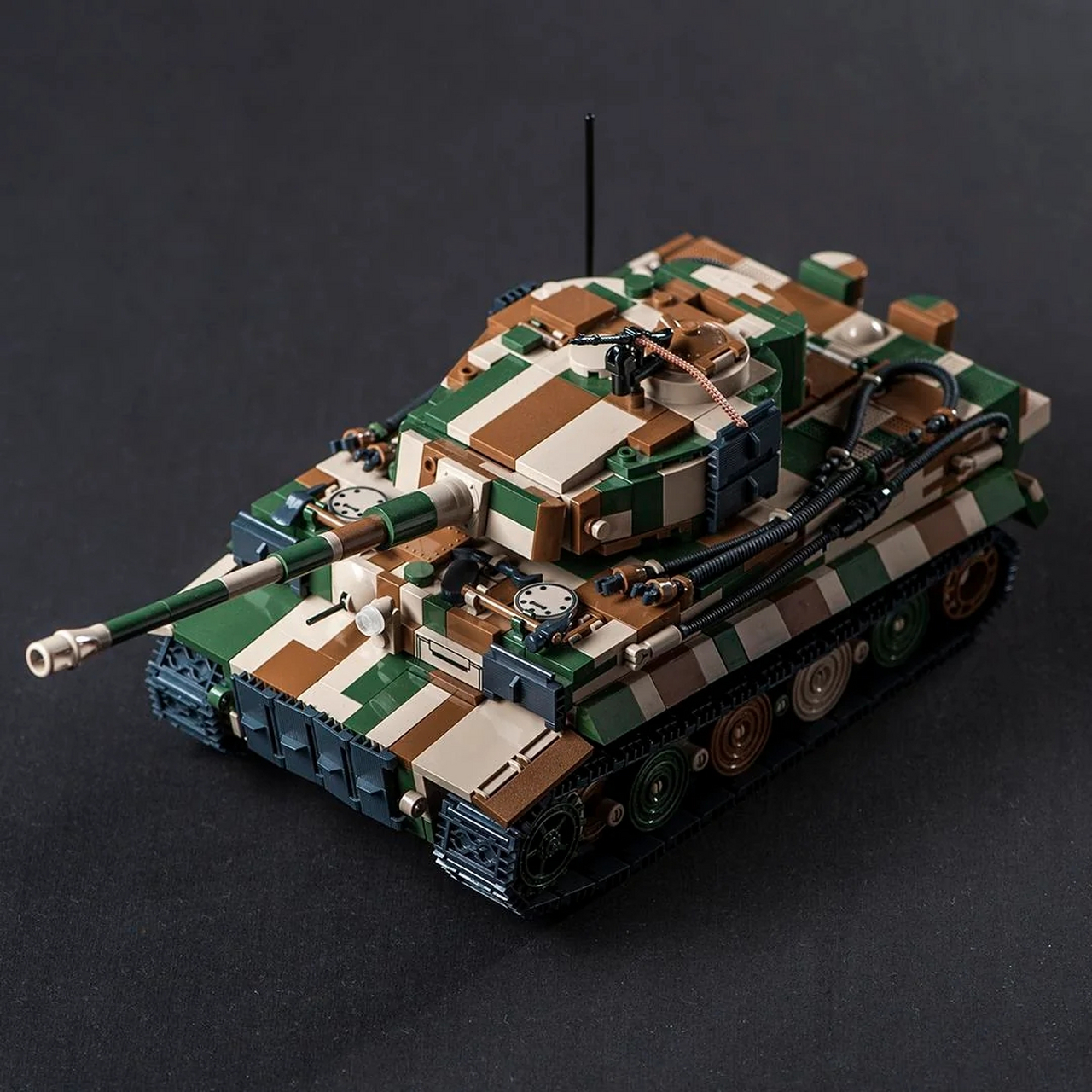 乐高版虎式坦克,细节掌控到位,还原了所有实物细节.