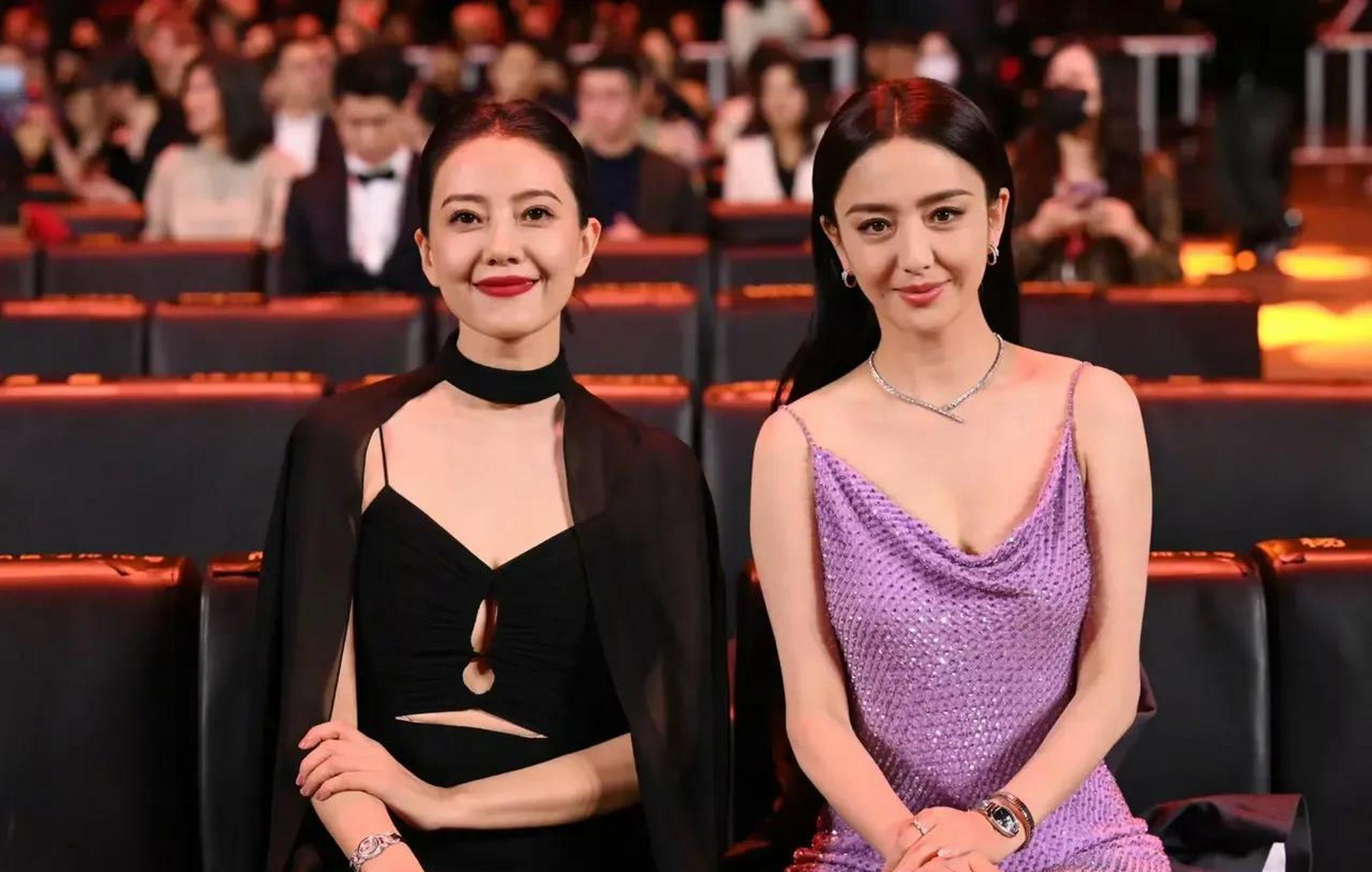 特别是年轻10岁的杨颖坐在高圆圆旁边,就像丫鬟坐在贵妇旁边,气场