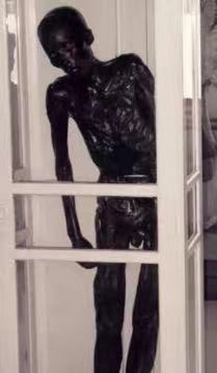 1959年,泰国,黄利辉被捕后的照片,镜头中的他表情狰狞,当时警方认定他