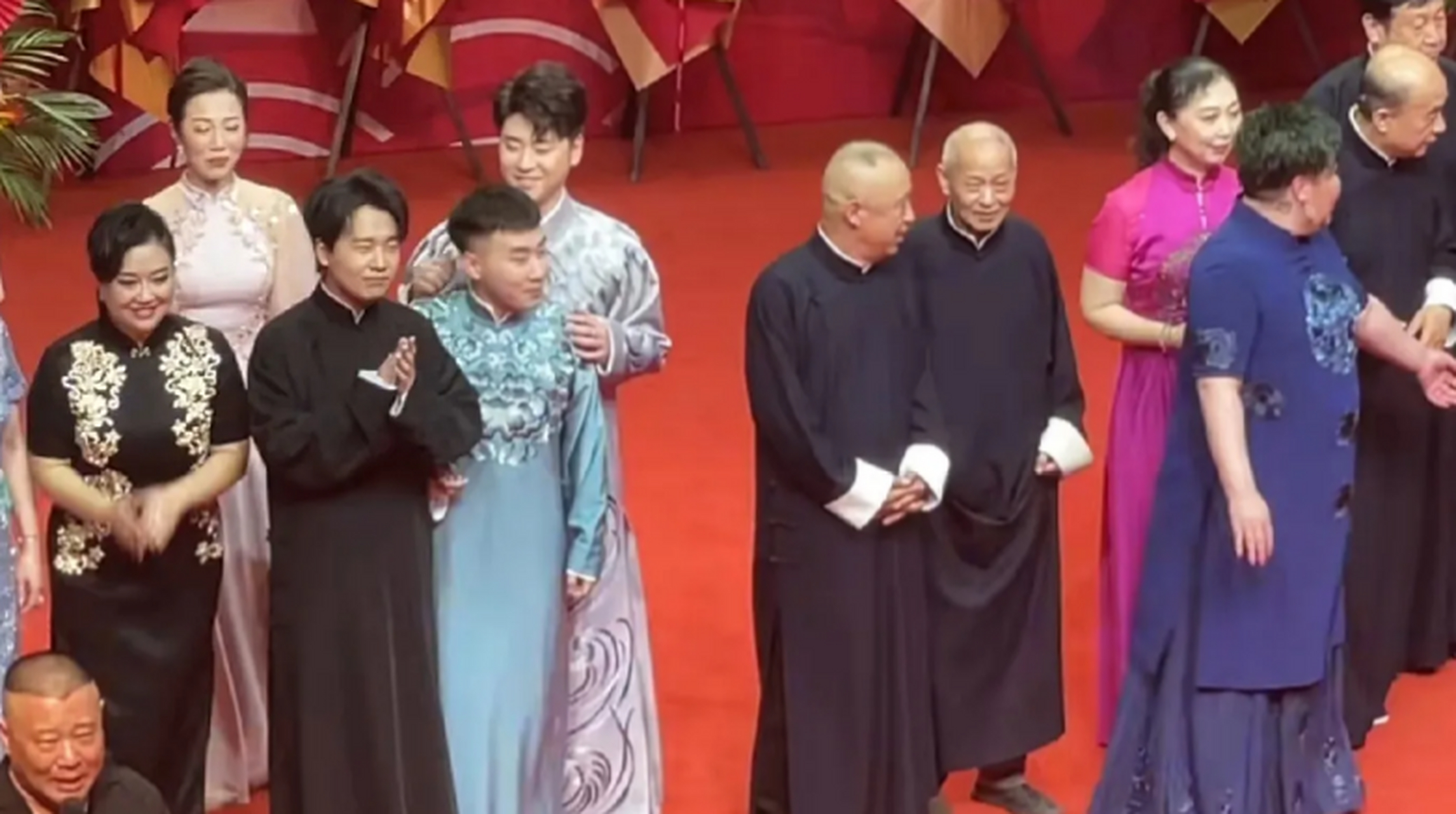 德云社古曲演出,张云雷和陶阳都穿上了带有刺绣的大褂儿,非常雅致大气