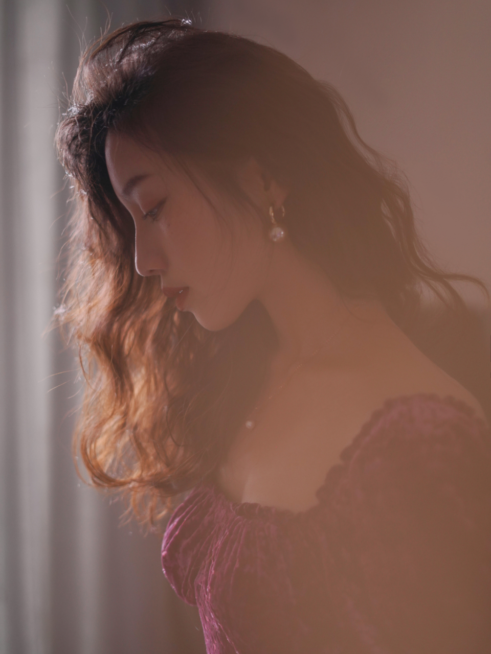 现场光人像,用光影创造艺术,家居室内写真拍摄教程 1:当我们想在室内