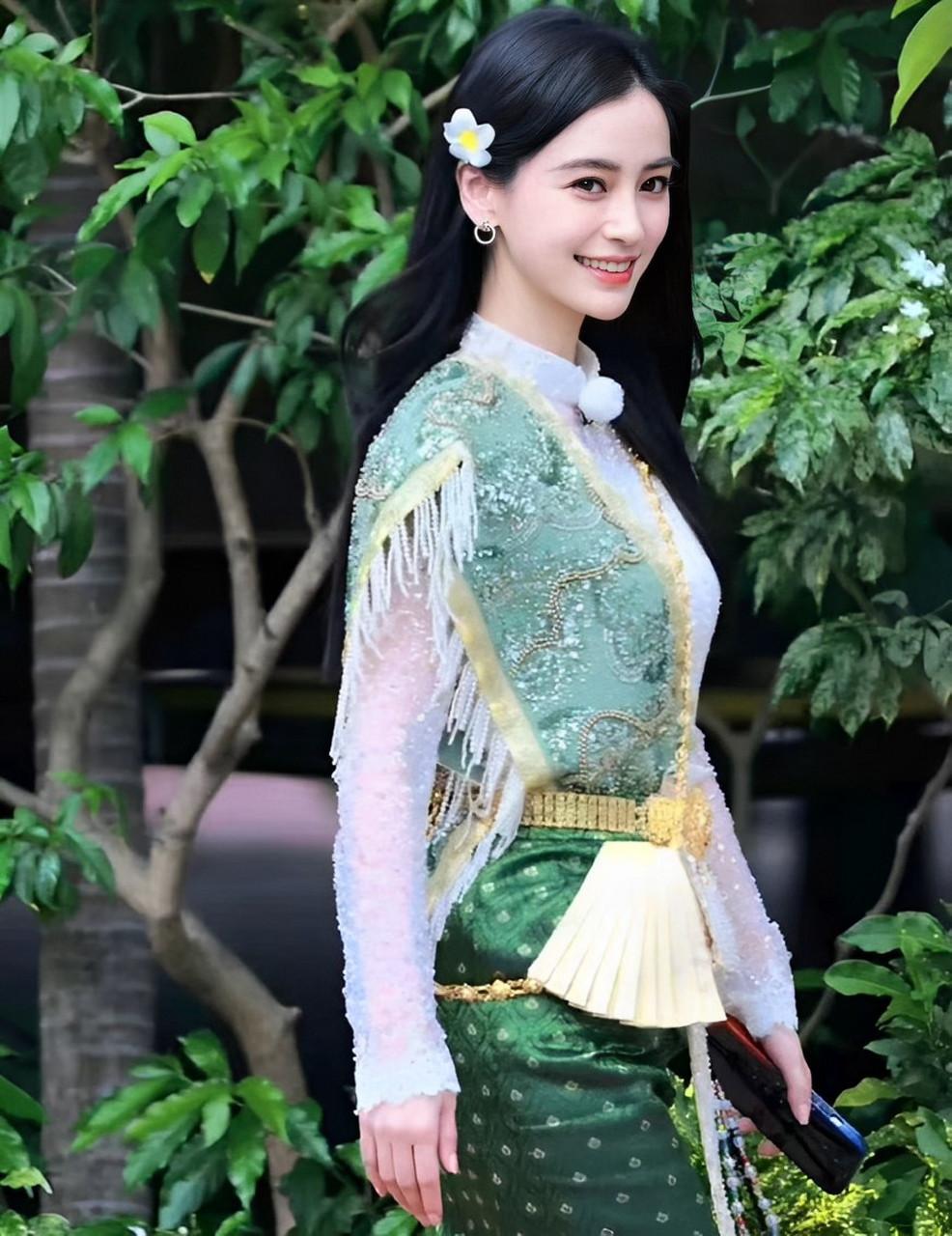 杨颖的跑男妆容看起来很泰国,氛围十足.