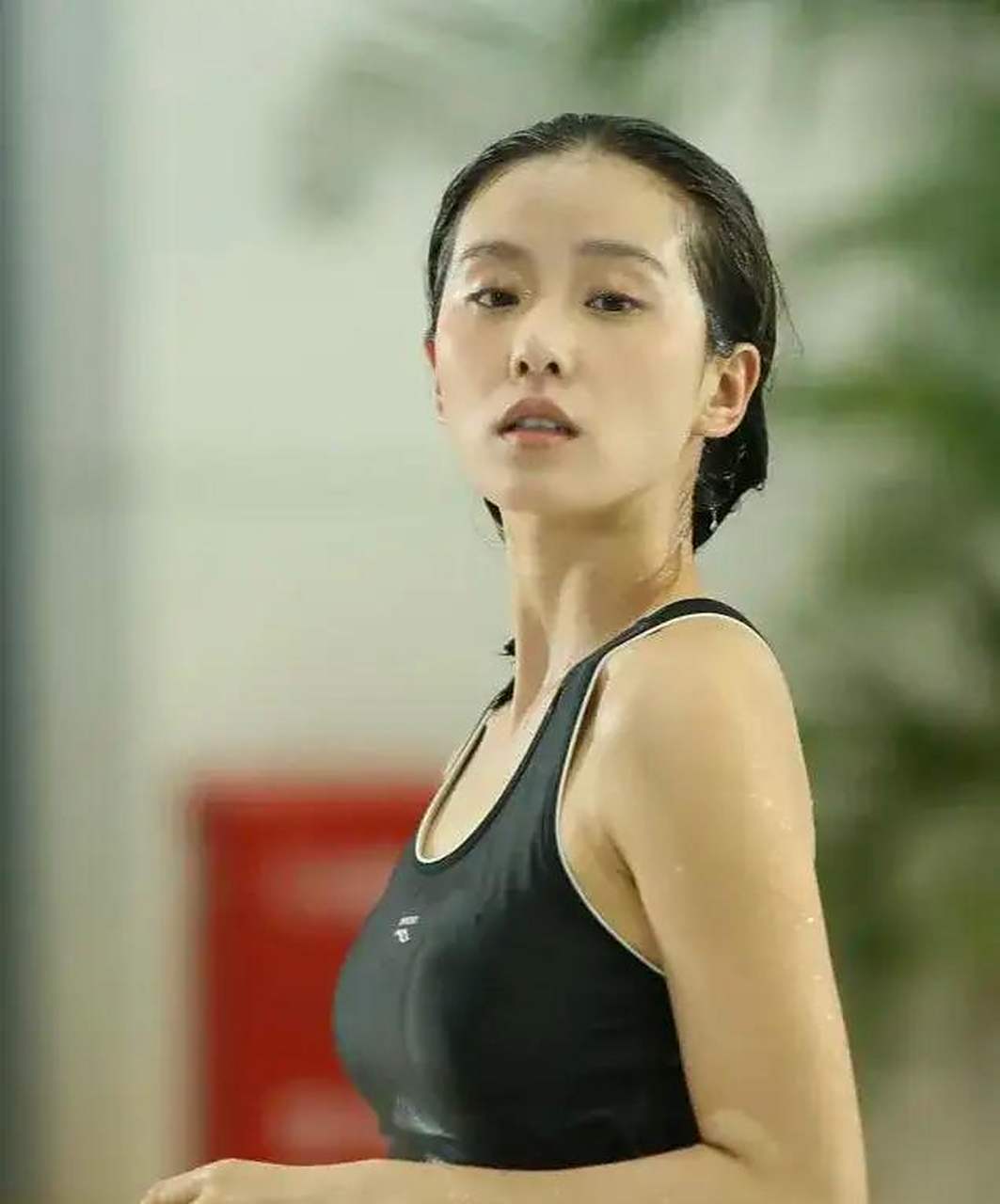 淡颜系的刘诗诗难得的泳装 挺喜欢早期的刘诗诗,淡雅的气质给人很美好