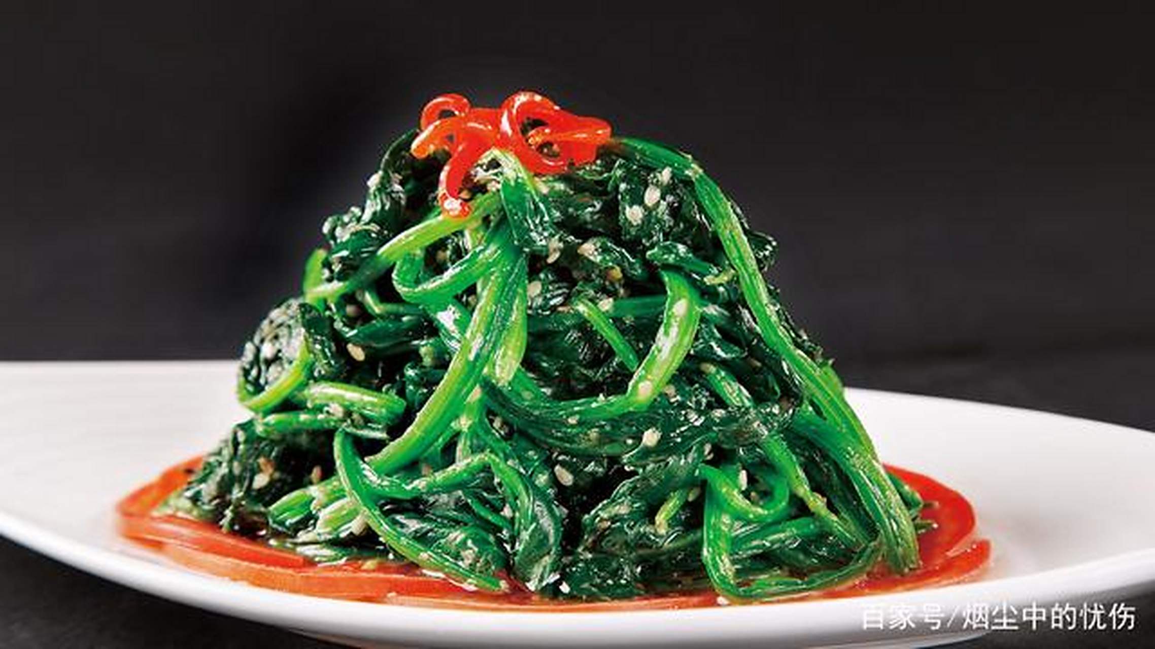 芝麻菠菜:菠菜茎叶柔软滑嫩,味美色鲜,含有丰富维生素 c,胡萝卜素