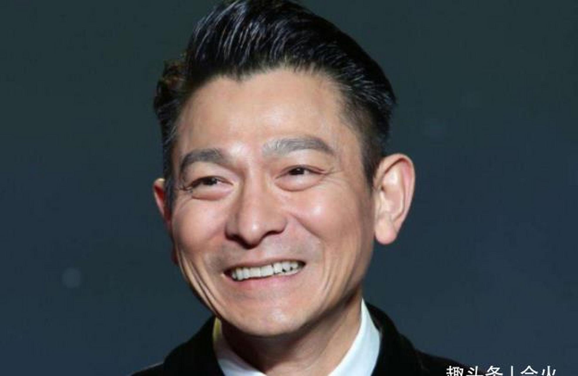 60岁刘德华街头被围观!