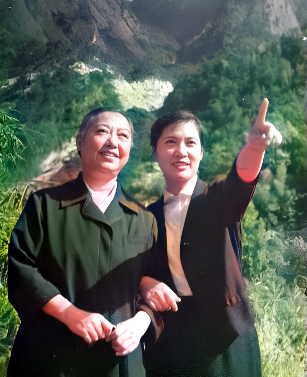 她出生桐城方氏家族,为清代学者方苞的后代.方令孺从小性格独立.