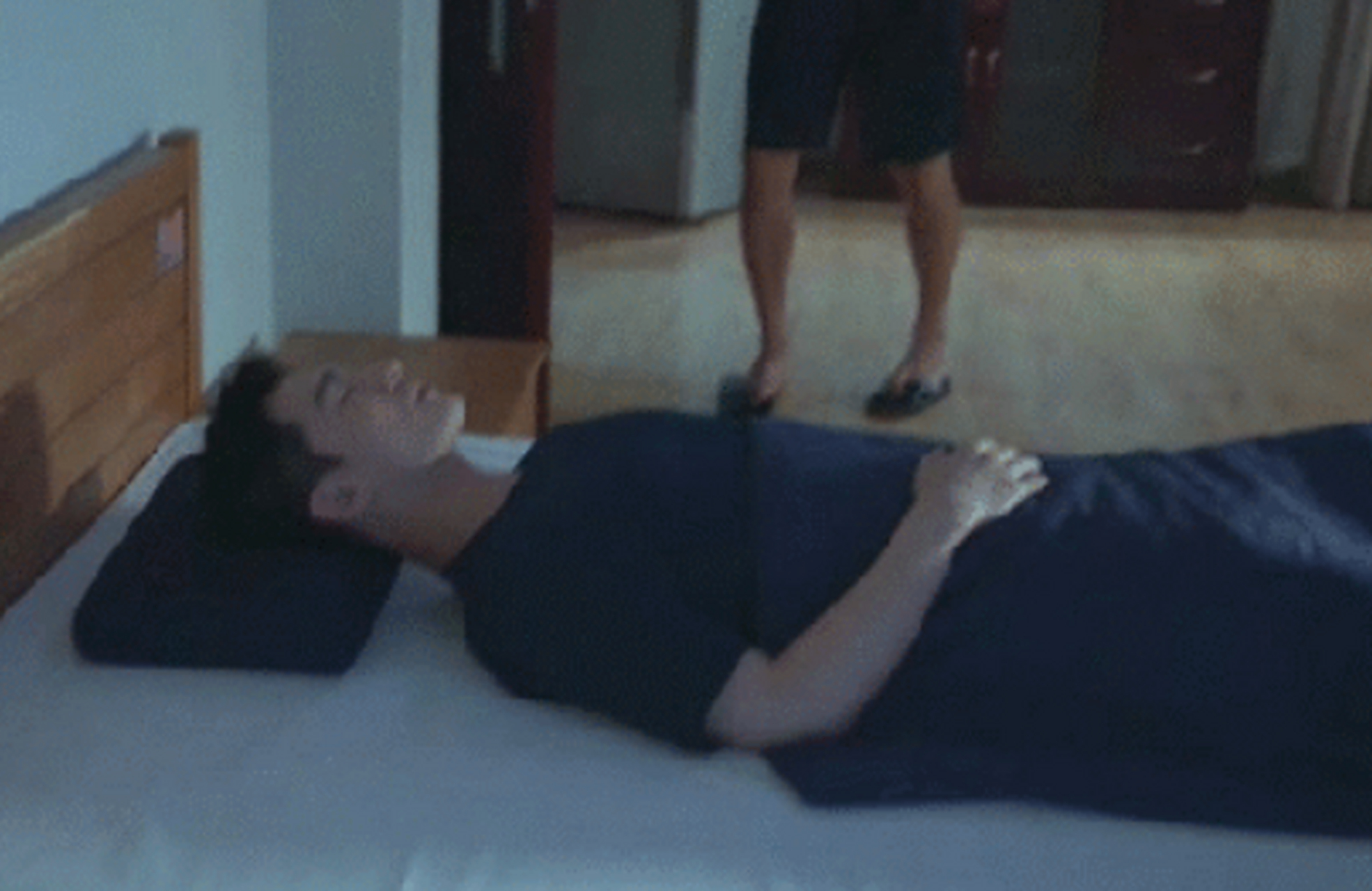 杨洋这么睡不累吗#  尸体都没他躺得板正啊!