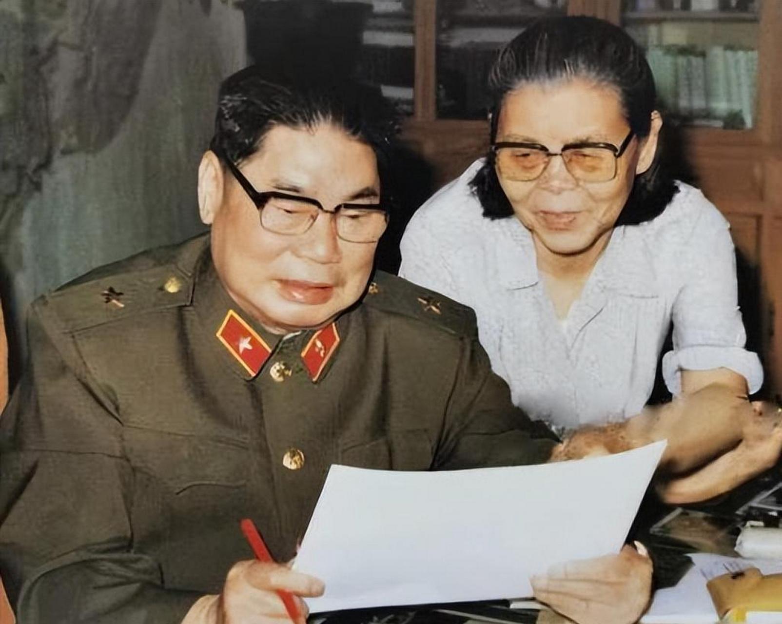 杨得志,他是开国上将,80岁娶了54岁妻子,一起生活了4年,妻子如今健在