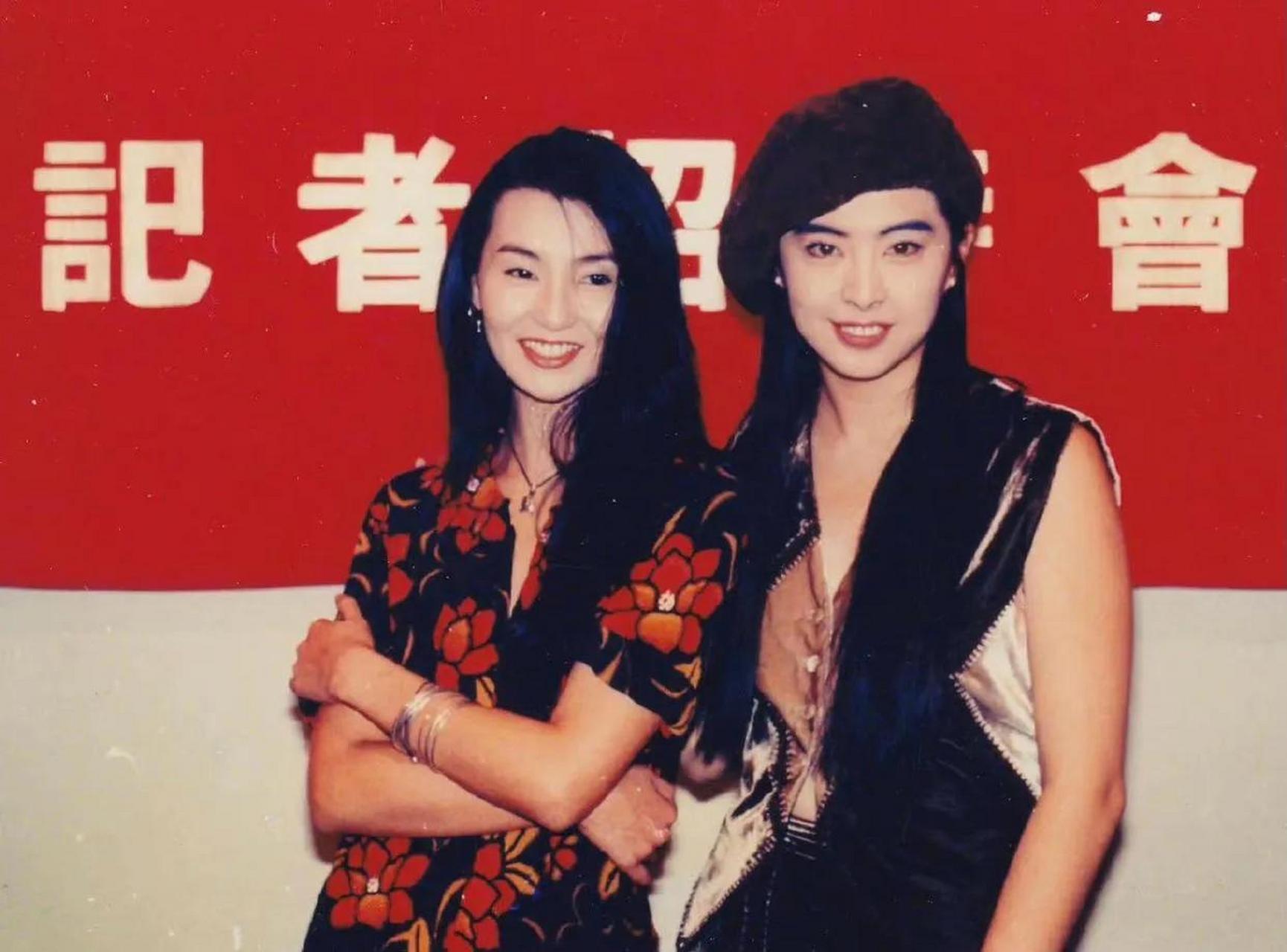 张曼玉和王祖贤合照,两个人都是惊艳了一个时代.