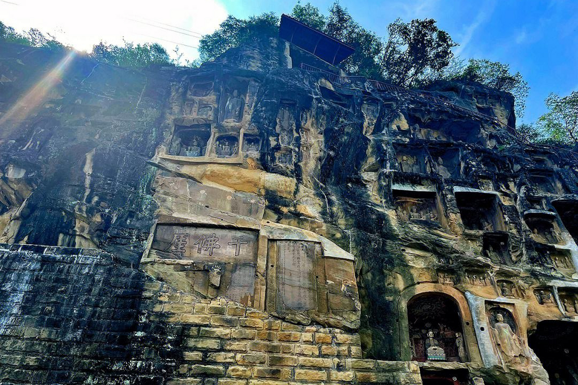 广元千佛崖,这里是四川境内规模最大的石窟群,更是蜀道的艺术瑰宝.