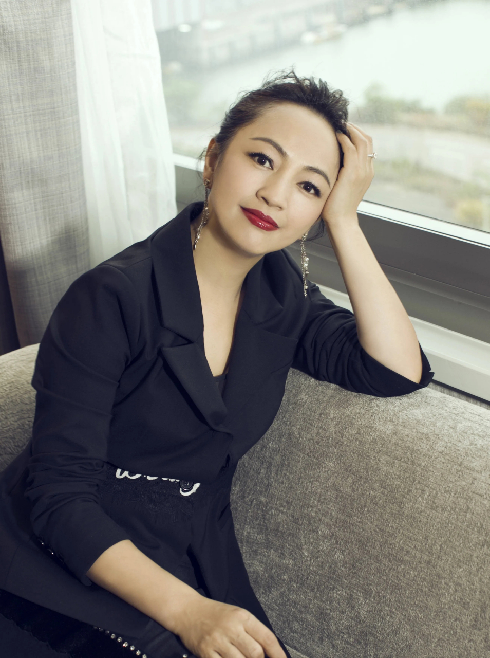 阔太罗海琼奔五年纪不显老,黑西装配阔腿裤优雅飒爽,比年轻时更美更有