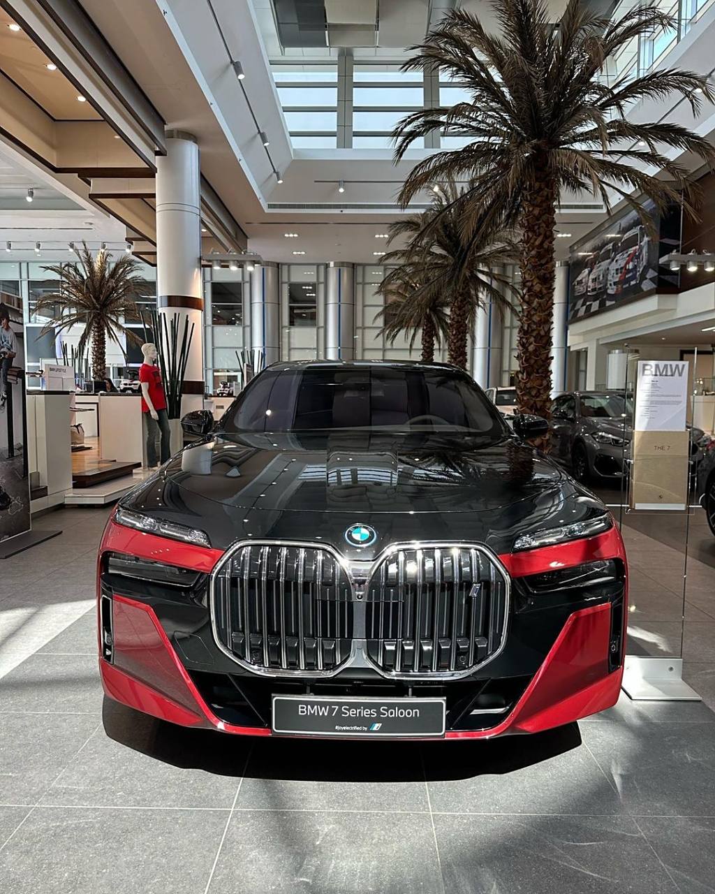 bmw i7 drive60,这配色感觉不到豪华啊!