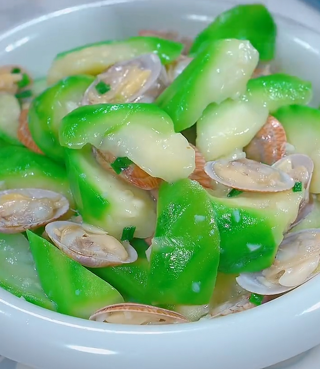 丝瓜炒花甲像我这样做清爽鲜甜,首先丝瓜去皮切成滚刀块,清洗干净的