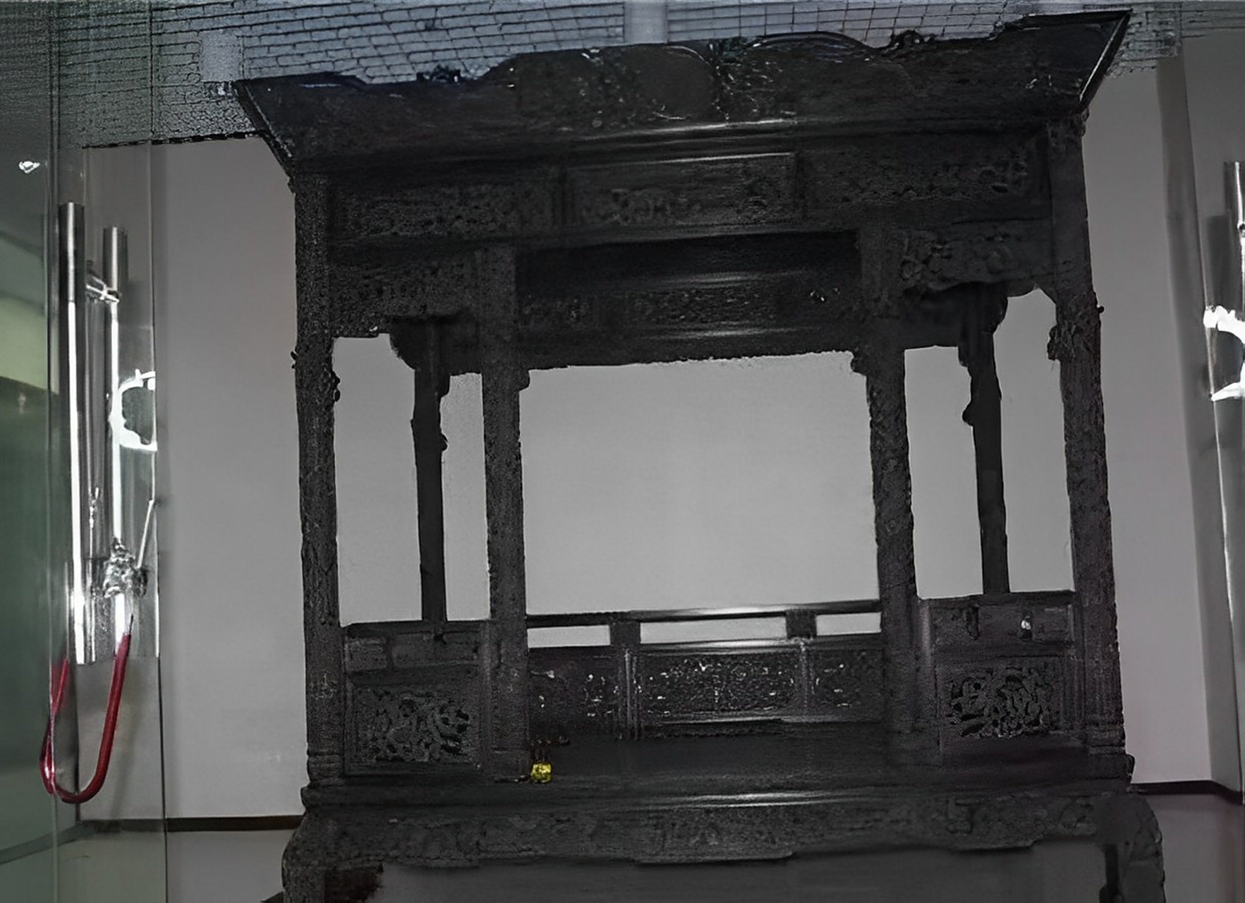 " 原来,林先生花了2000万元从一位农民手中买下了传家宝--清代龙床.