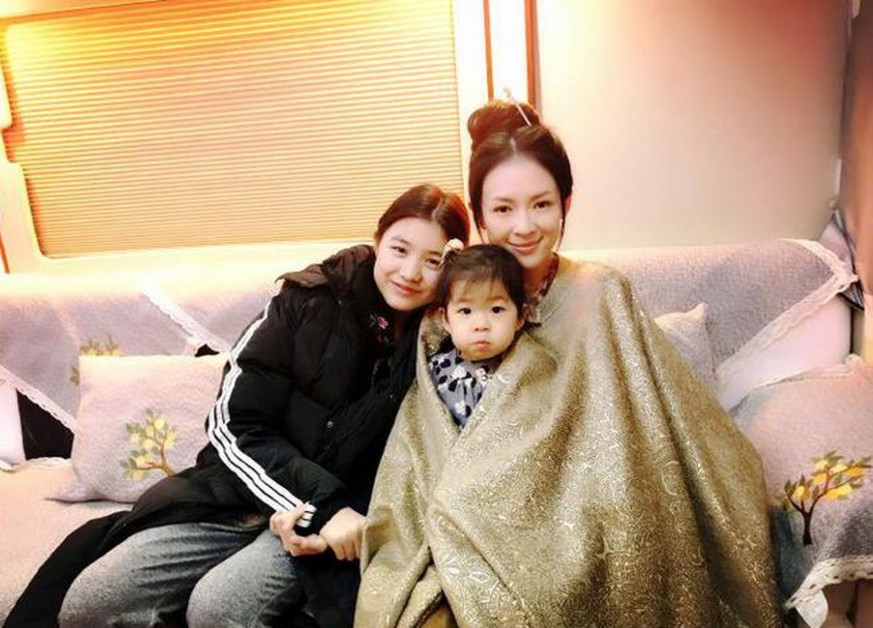 汪峰女儿小苹果在星二代里也是很有名气的,最近,17岁的她晒出视频,大