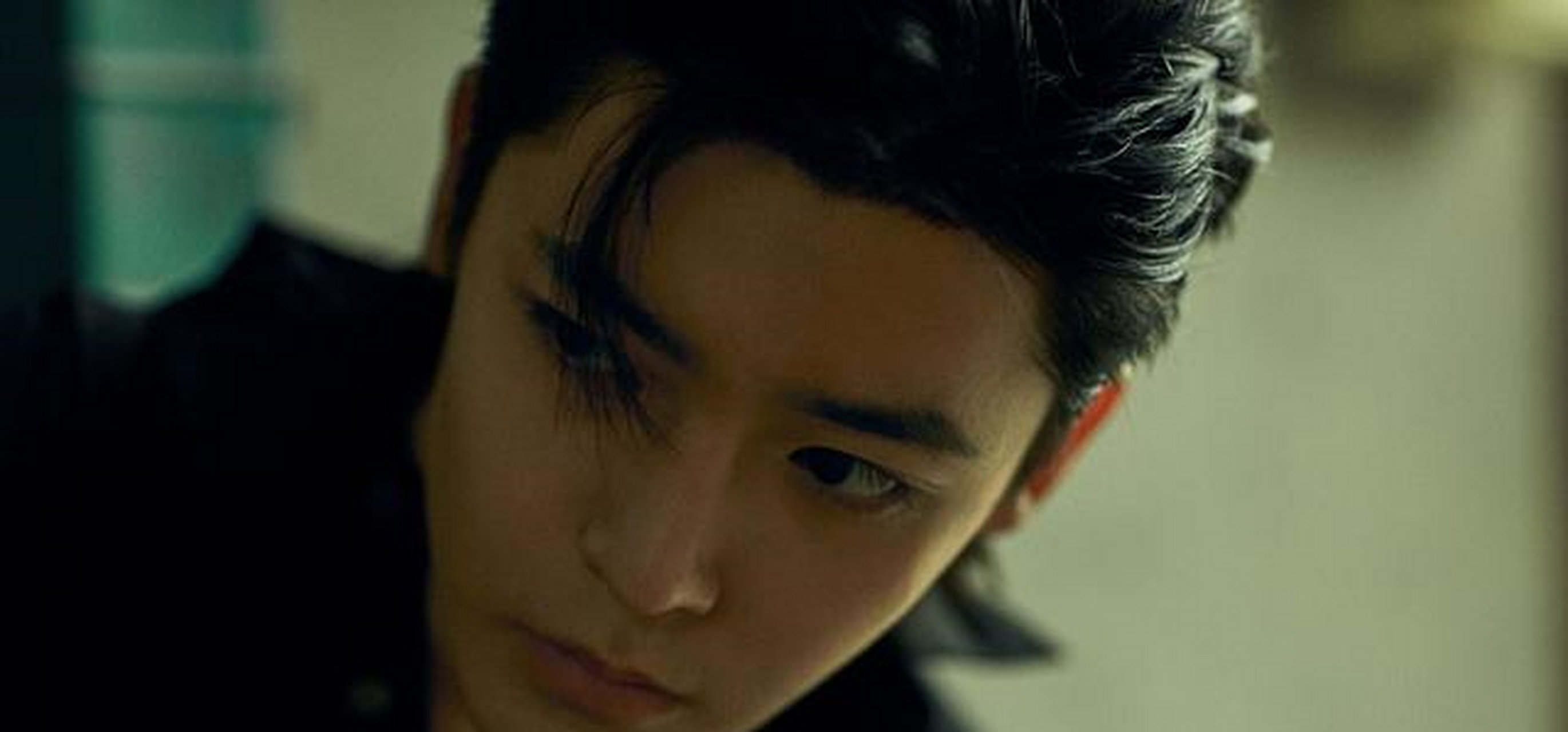 侯明昊黑白色调写真氛围感十足 眼神深邃幽沉故事感满满