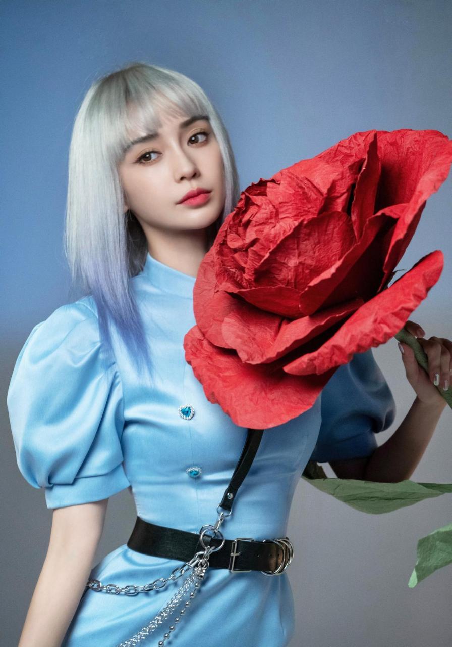 angelababy蓝白银色齐刘海造型好酷[比心]