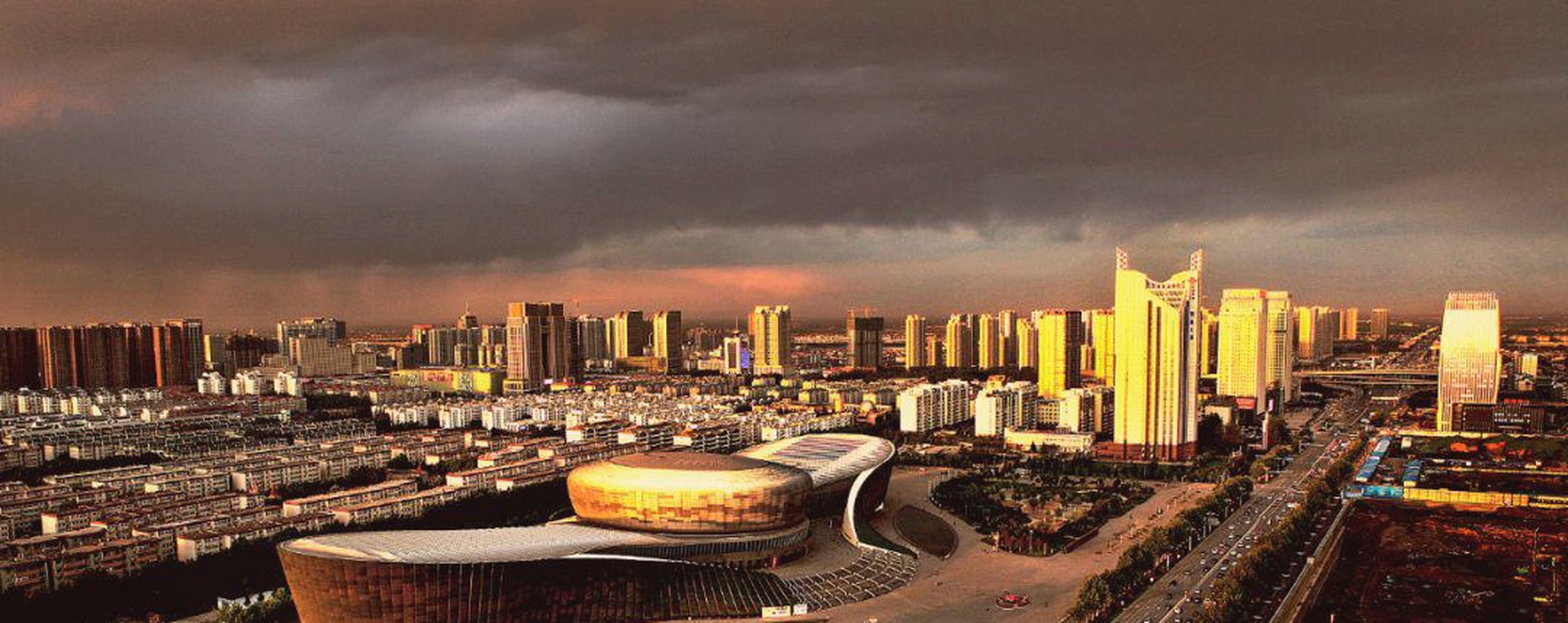 邯郸市在地理位置上靠近着太行山脉和华北平原,附近有着三个省份,这样