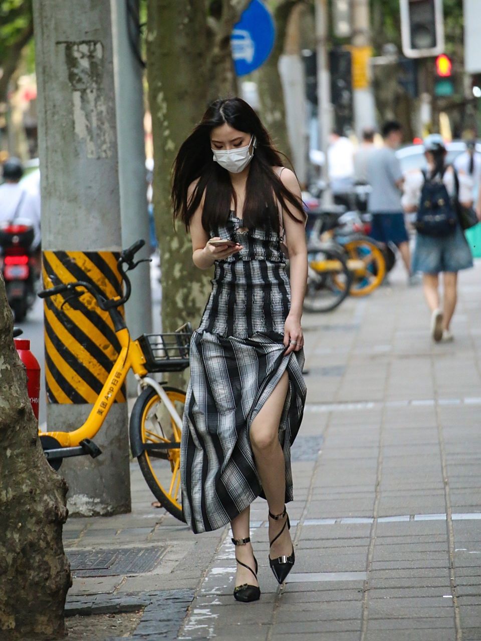 姑娘撩裙子的姿势好性感