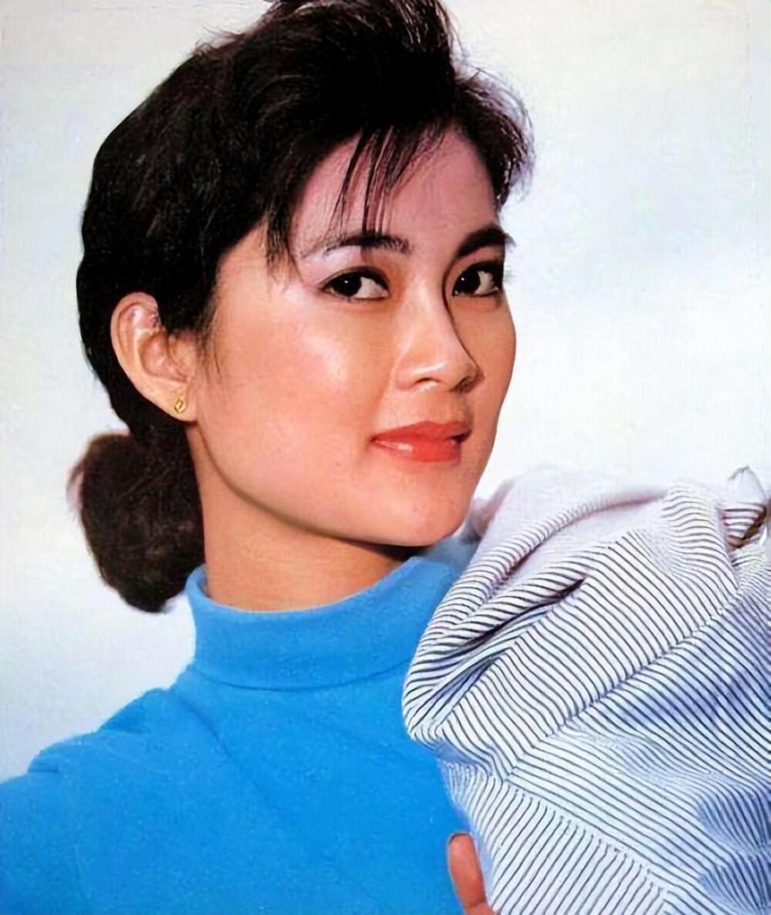 1987 年,22 岁的谭小燕因出演海岩的电视剧《便衣警察》而爆火.