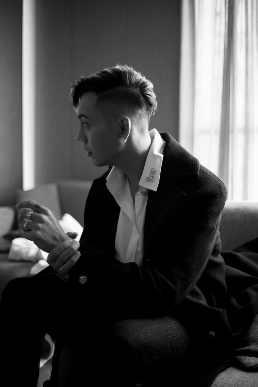 陈伟霆# 陈伟霆黑白花絮侧拍,衬衫西服,金属眼镜,戒指耳钉,侧颜轮 ..