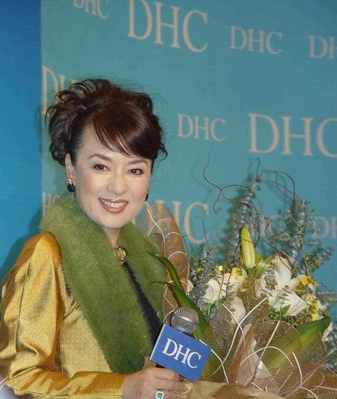 翁倩玉,年轻的朋友可能对她并不熟悉,70-80后的朋友却对她印象非常