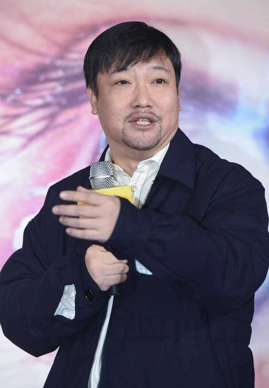 [点亮平安灯] 80后著名小品演员贾冰长得有点着急,现在的他完全没有了