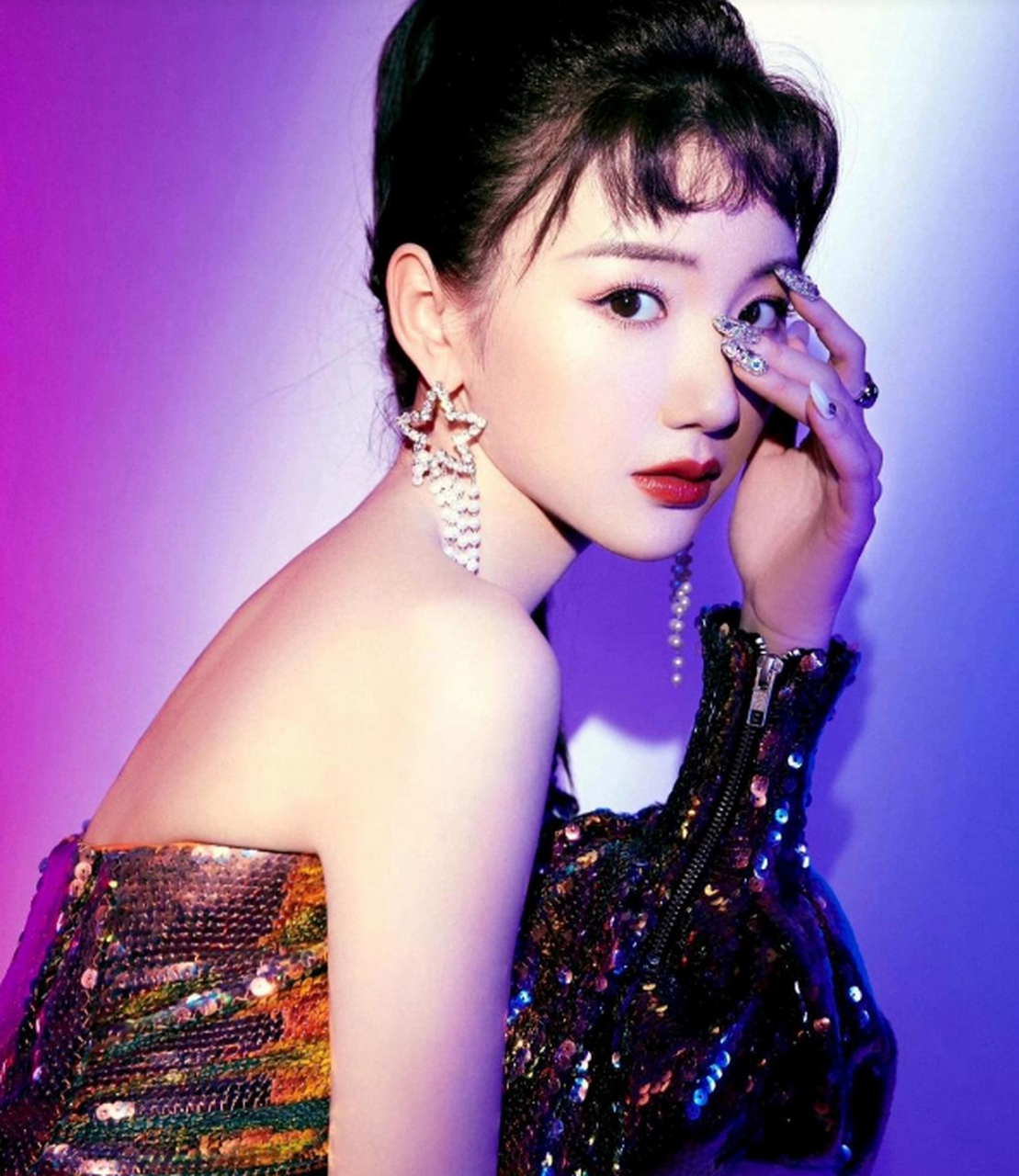 毛晓彤穿亮片裙搭配高马尾,肌肤白皙,妆容精致,时尚性感又不失甜美!