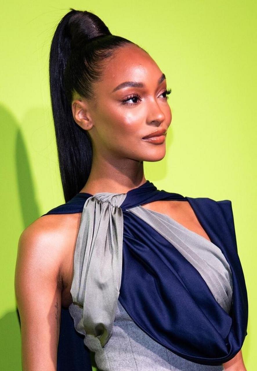 英国超模卓丹-邓 亮相2022伦敦国际羊毛标志奖红毯