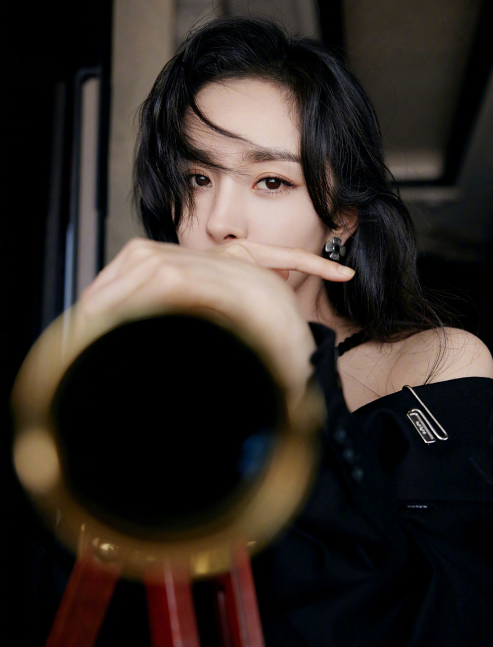 星闻#  杨幂黑短裙黑丝洞洞鞋写真, 有一种另类写真的美~ #杨幂写真