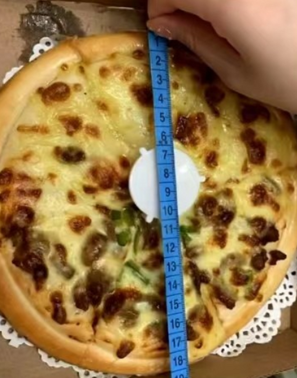 披萨送到后他觉得有点小,拿出尺子一量只有六寸,店家称这就是九寸披萨