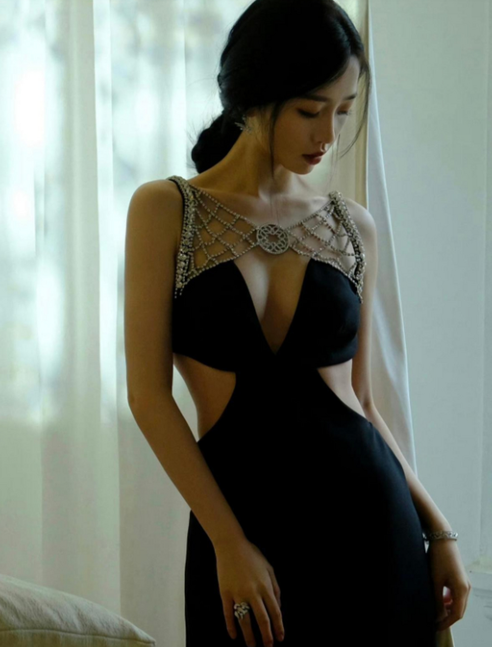 虞书欣这套黑色小礼服真好看,好贵典雅显身材!