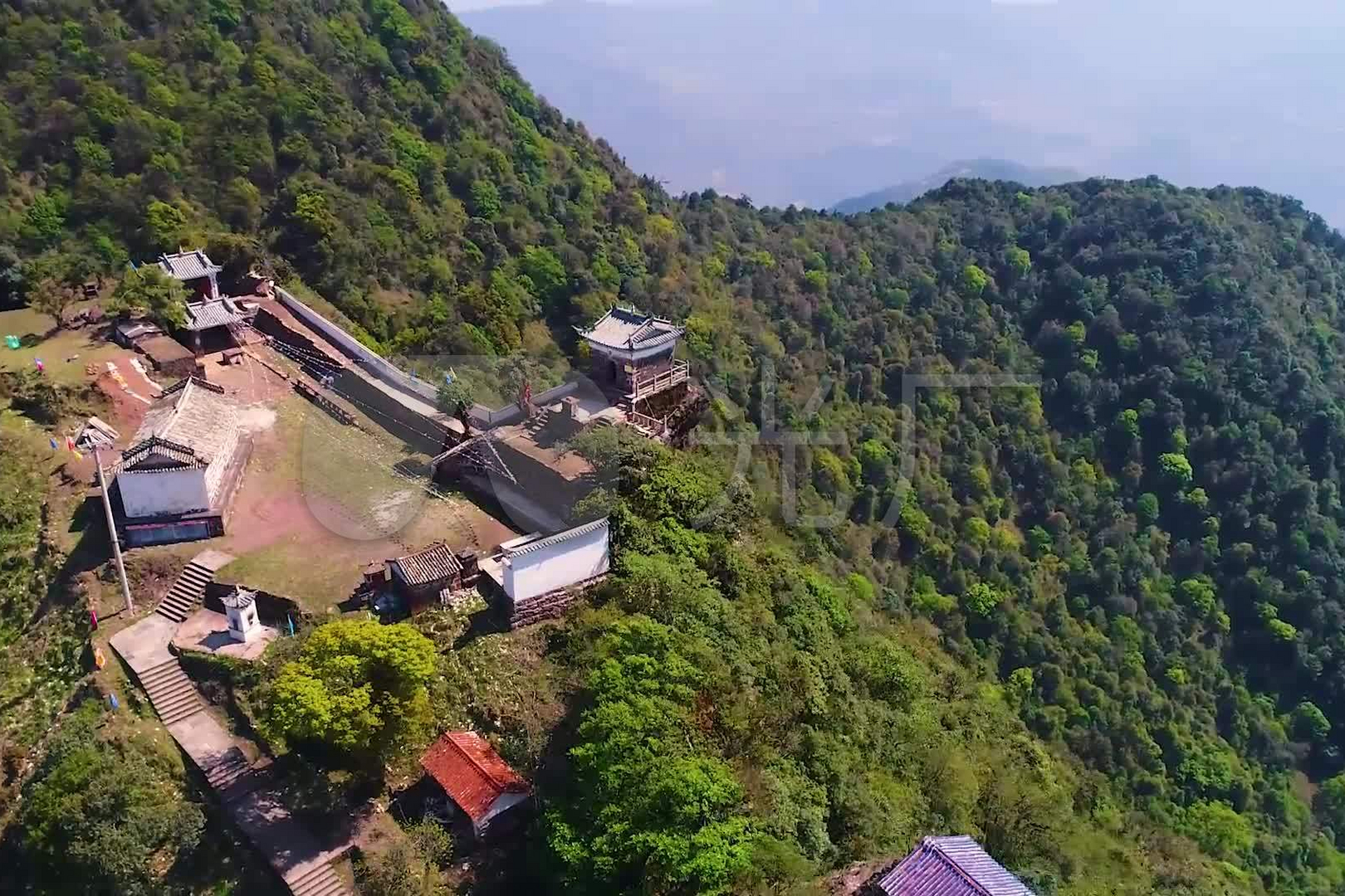 大理太极顶:海拔3064米,为弥渡县第二高峰.